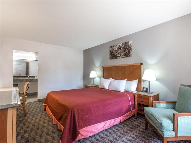 Howard Johnson By Wyndham Scottsdale Old Town Екстер'єр фото