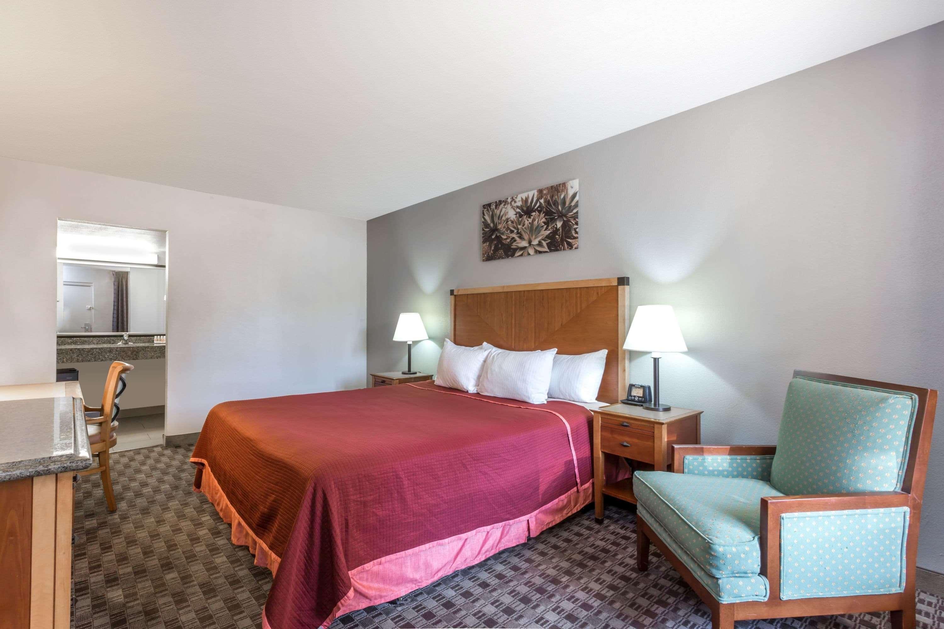 Howard Johnson By Wyndham Scottsdale Old Town Екстер'єр фото